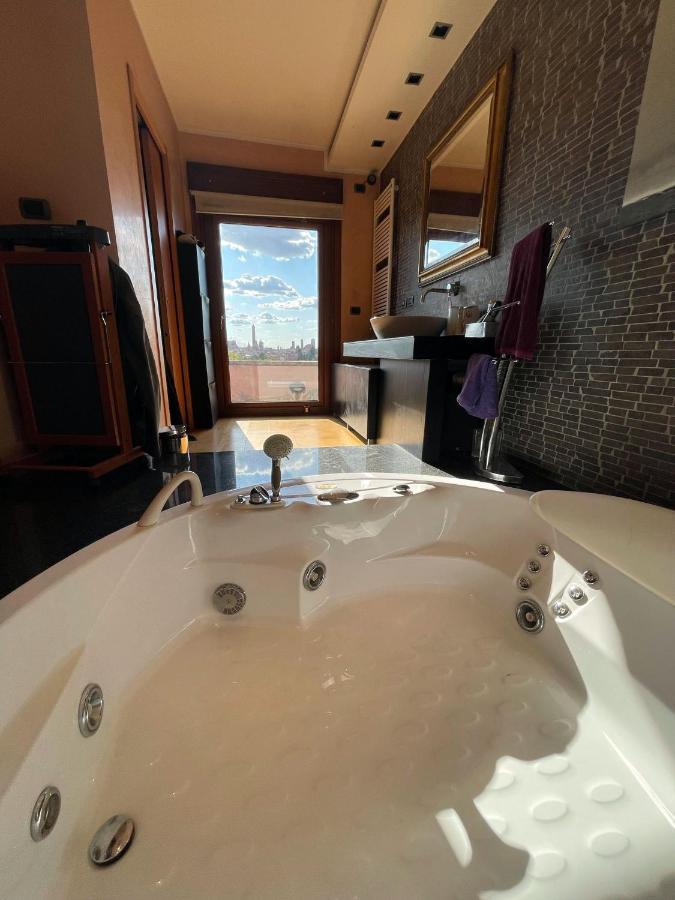 Attico Con Vista Spettacolare E Jacuzzi Lejlighed Bologna Eksteriør billede